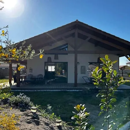 Holiday home Charmante Maison En Bois Leon